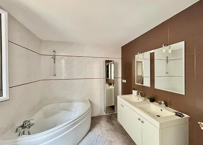 Grand Pour 8 Personnes Proche De Jaude Клермон-Ферран